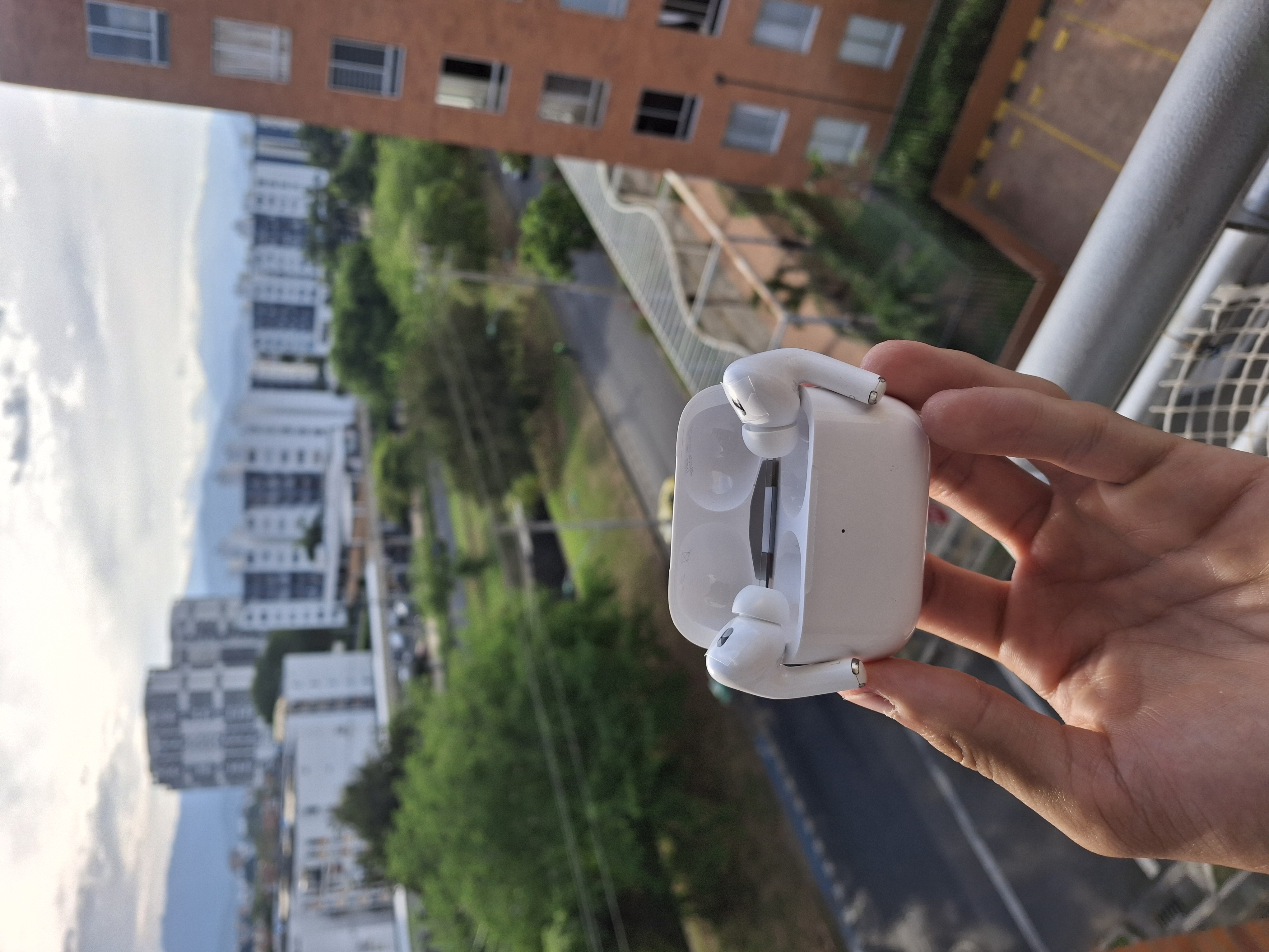 AirPods Pro 2 con estuche abierto