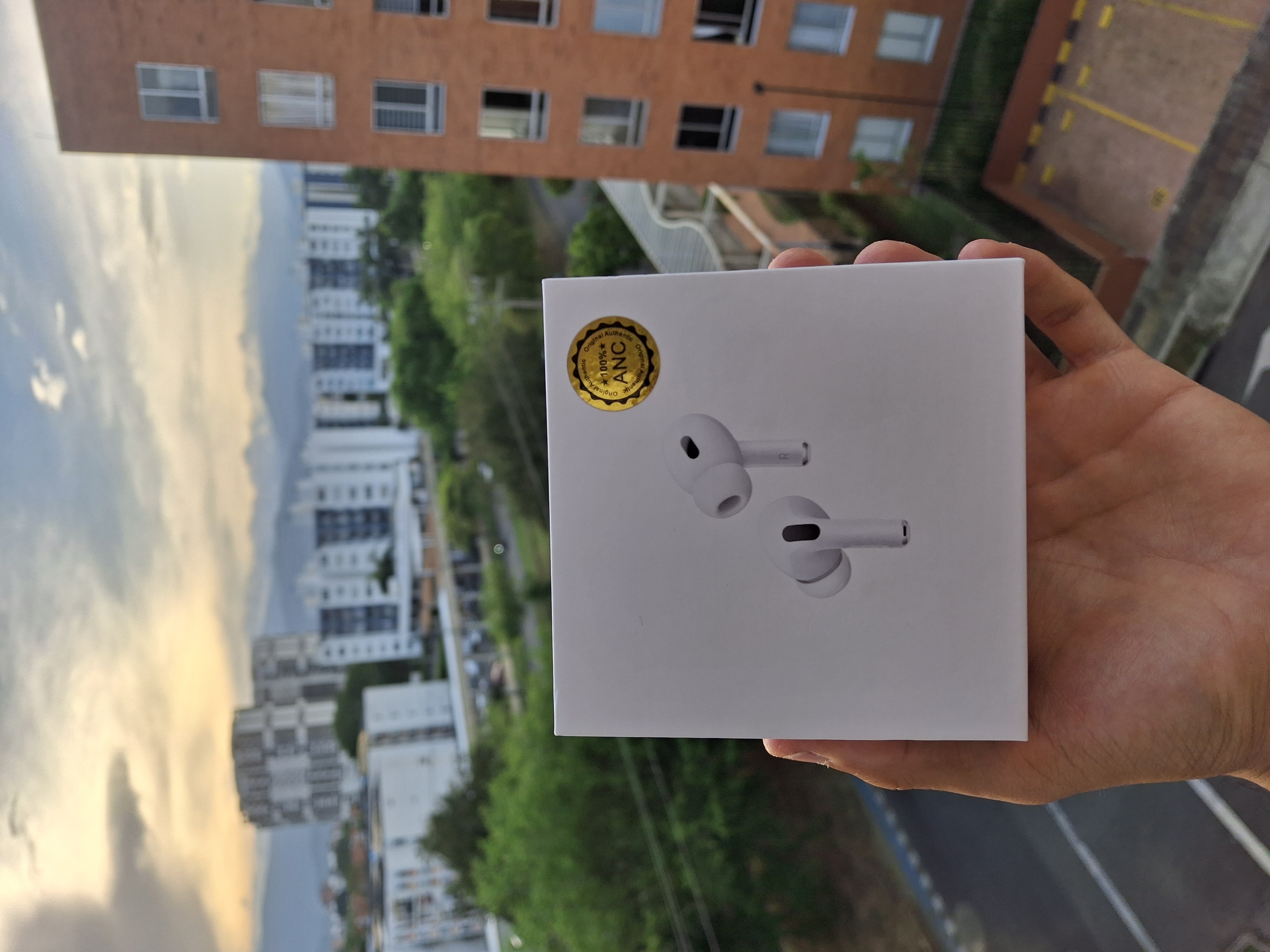 Caja AirPods Pro 2 con sello de autenticidad